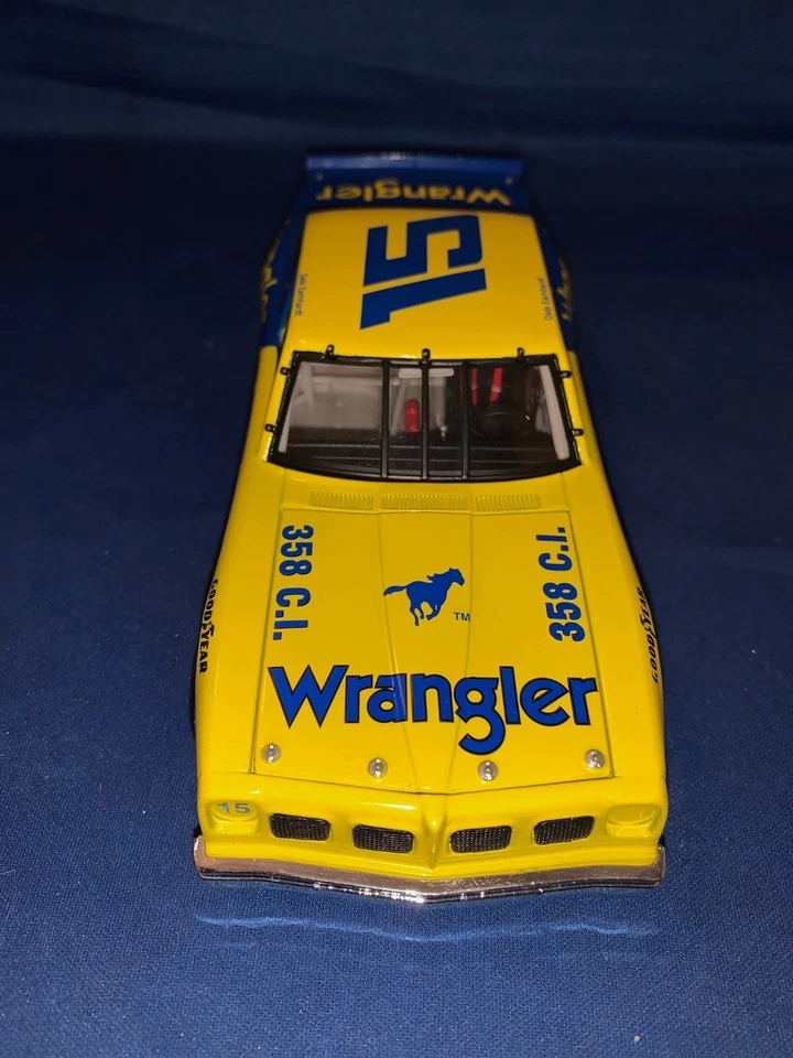 NASCAR DIECAST 1:24 #15 DALE WONHARDT Wrangler LE Legendary Series en caja Foto 4 de 4