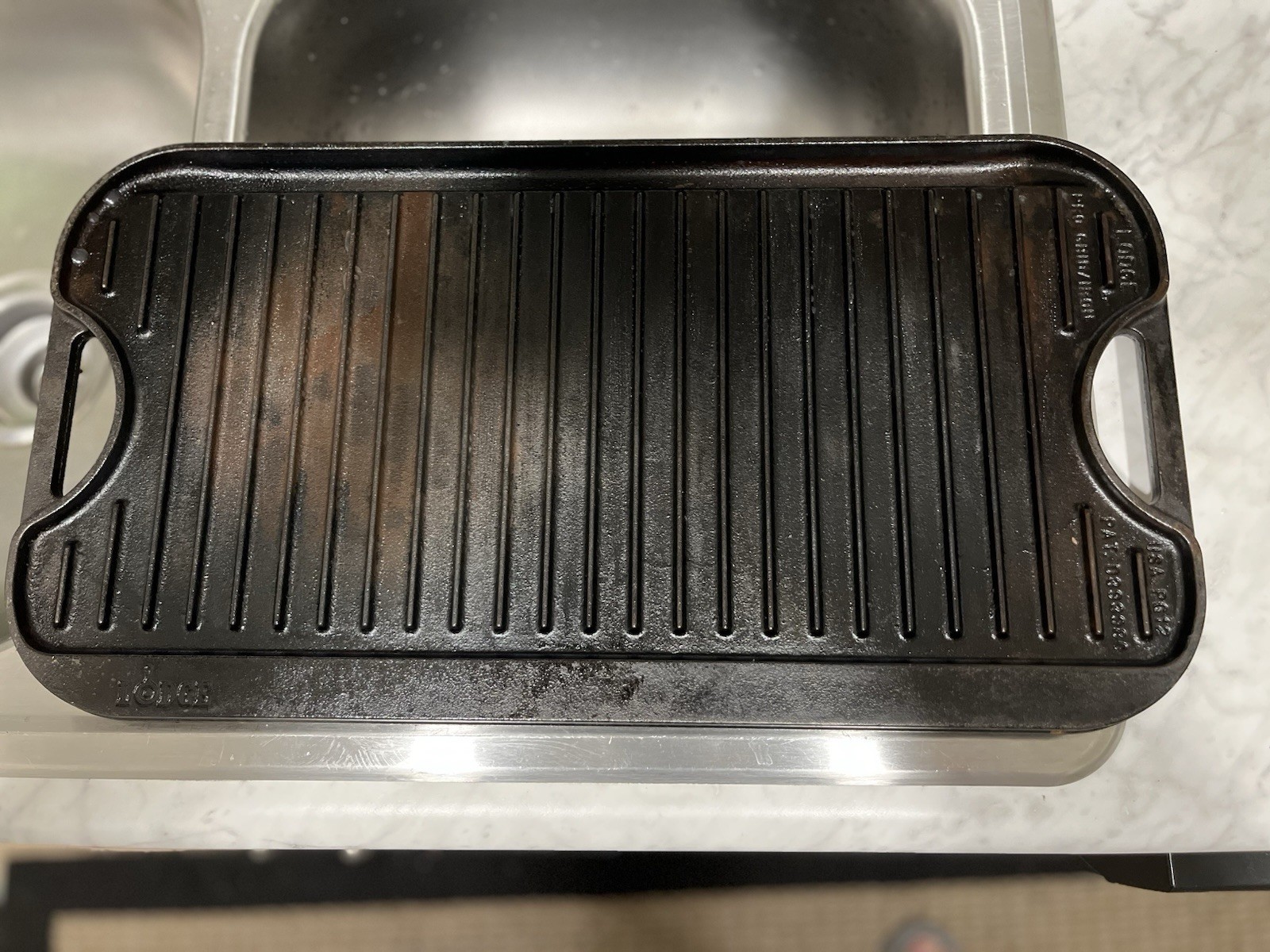 Lodge LPGI3 Cast Iron Reversible Grill and Griddle - Black