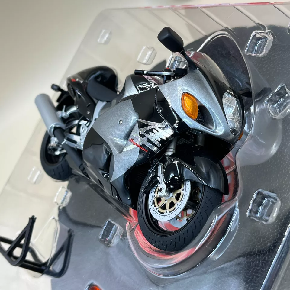 Tamiya 1/12 Masterwork SUZUKI Hayabusa GSX1300R 2001 black Finished 21042 - Image 4 of 4