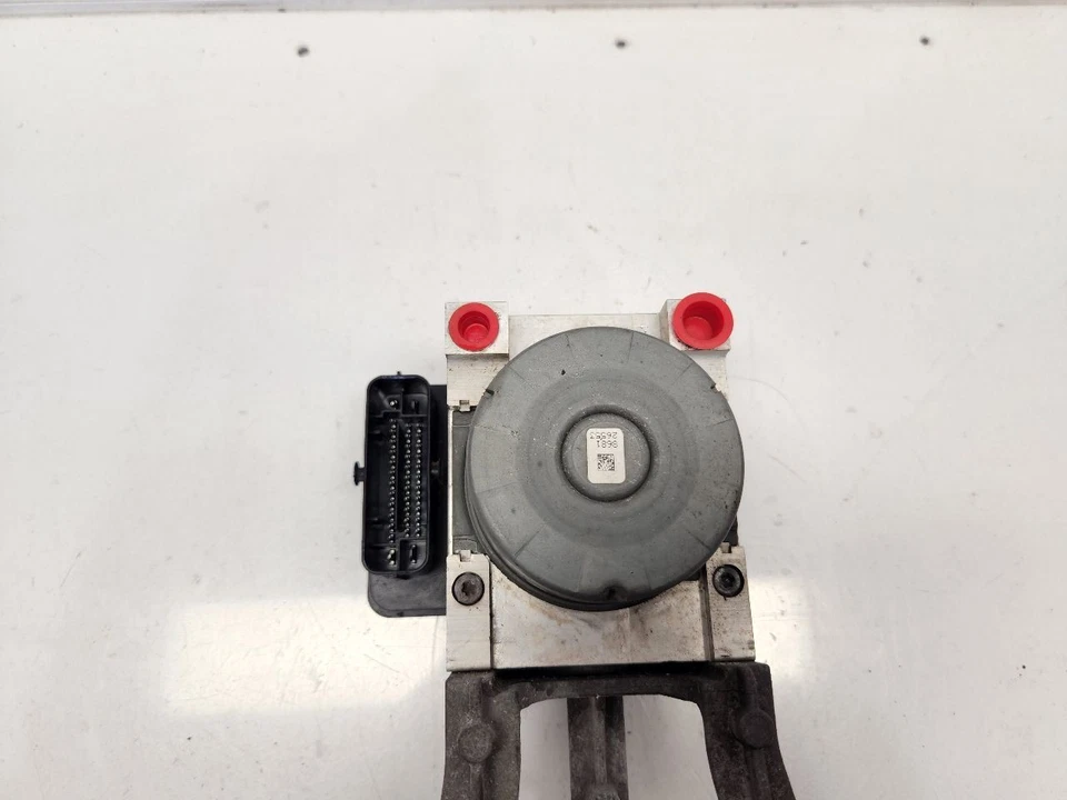 2015-16 Chrysler 300 Anti-Lock Brake Assembly W/O Adaptive Cruise  - Image 2 of 4