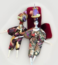 2 bambole Poupee Isabelle fatte a mano porcellana e velluto rosso divano svenimento