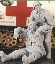 1/35 Resin Figure WWII German Medic Helping Wounded Comrade 2 Figures No Scene