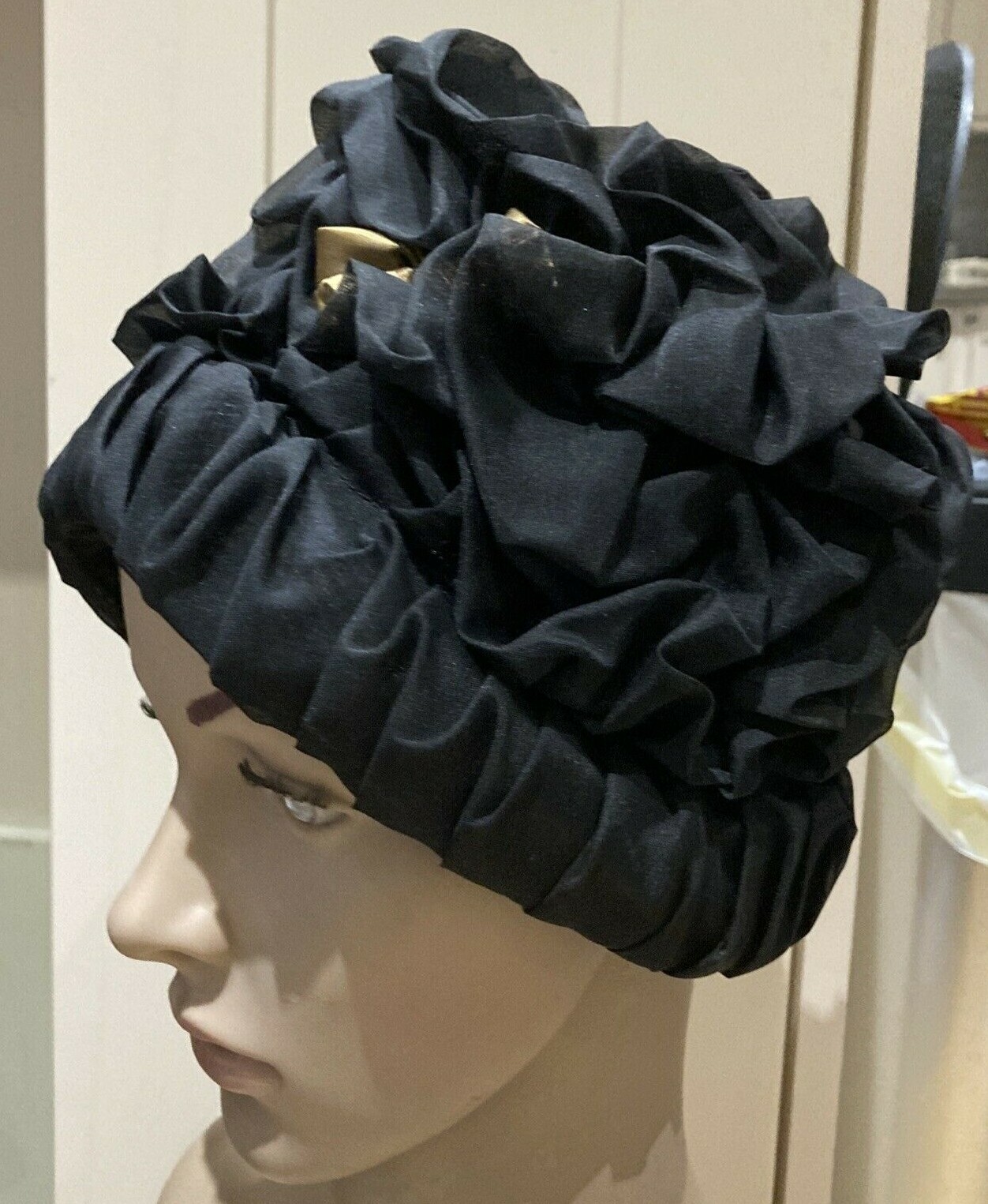 Rare & Unusual Ruched 1950s Black Hat with Contrasting Bows, Goodwood? Size M 7