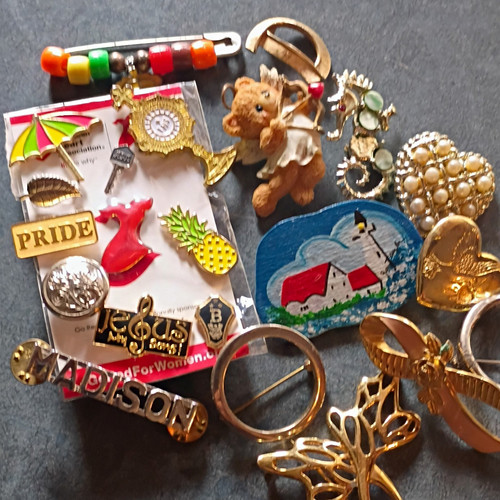 Macy's Pin  Mixed Lot Fashion Brooches & Pins Multicolor Mixed Materials Unisex
