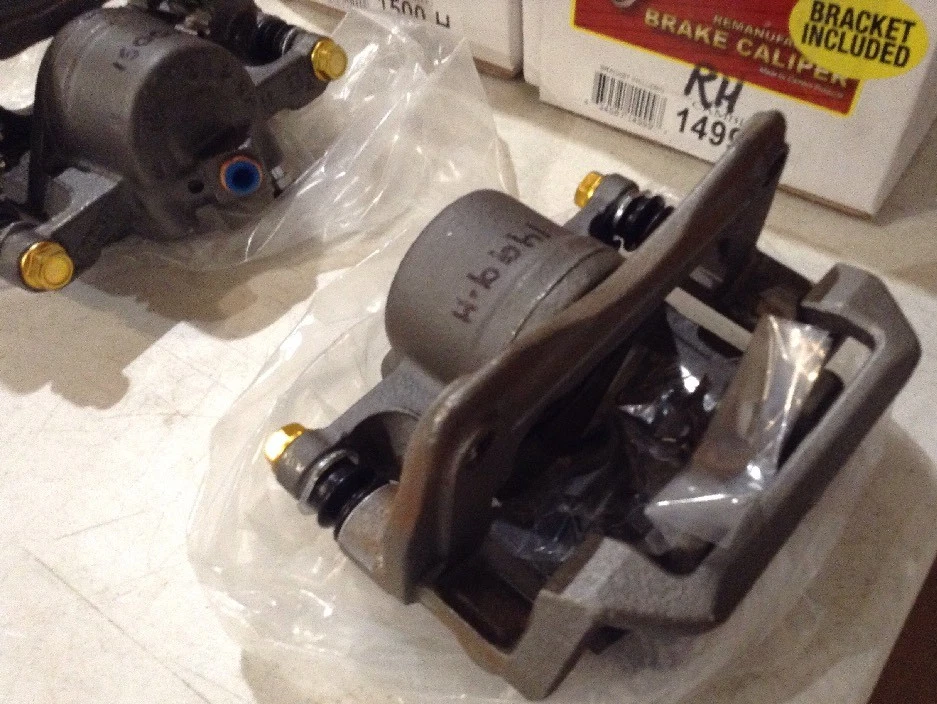 PINZAS DE FRENO DELANTERAS SEMICARGADAS CAMBRO Y SOPORTE GEO TOYOTA PRIZM COROLLA 98-01 Foto 2 de 4