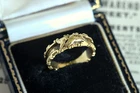 UNUSUAL ANTIQUE EARLY VICTORIAN ENGLISH 15K GOLD SCROLLING MOURNING RING c1840