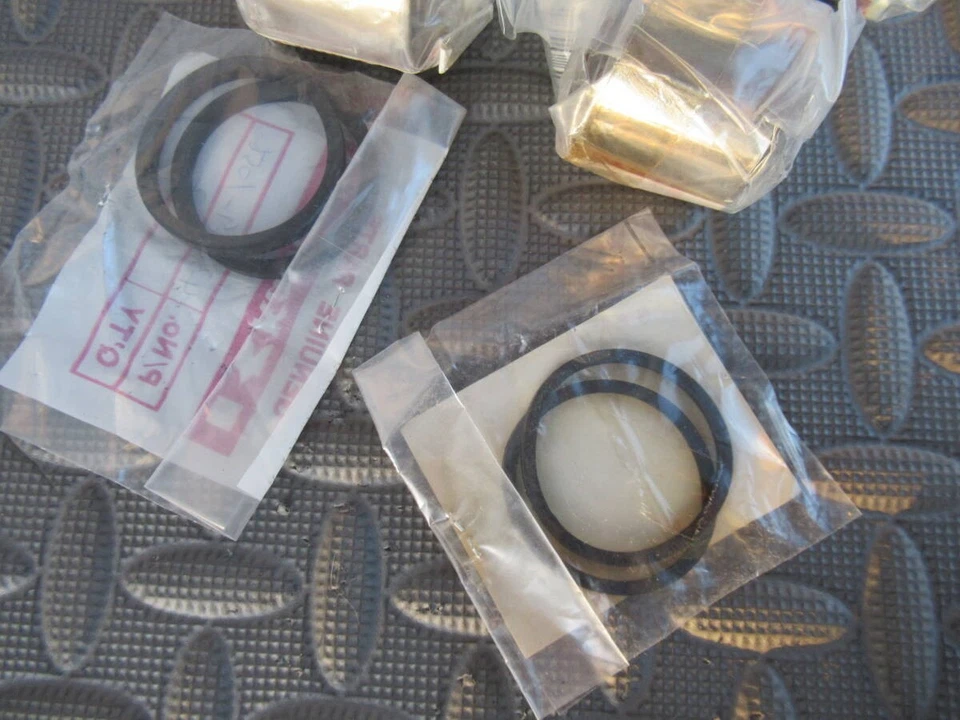 Juego de sellos de pistón de pinza de freno genuino Kawasaki GPZ900R GPZ750R 43020-1069 NUEVO DE STOCK Foto 4 de 4