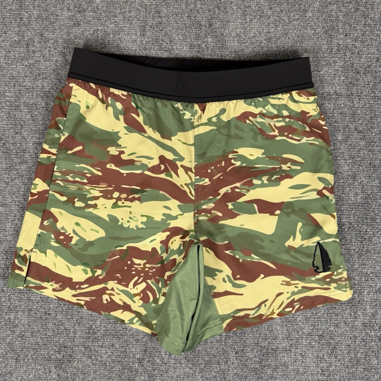 Tachuntfish Mens Size Small Woodland Camo Shorts Arrowhead Embroidered EUC