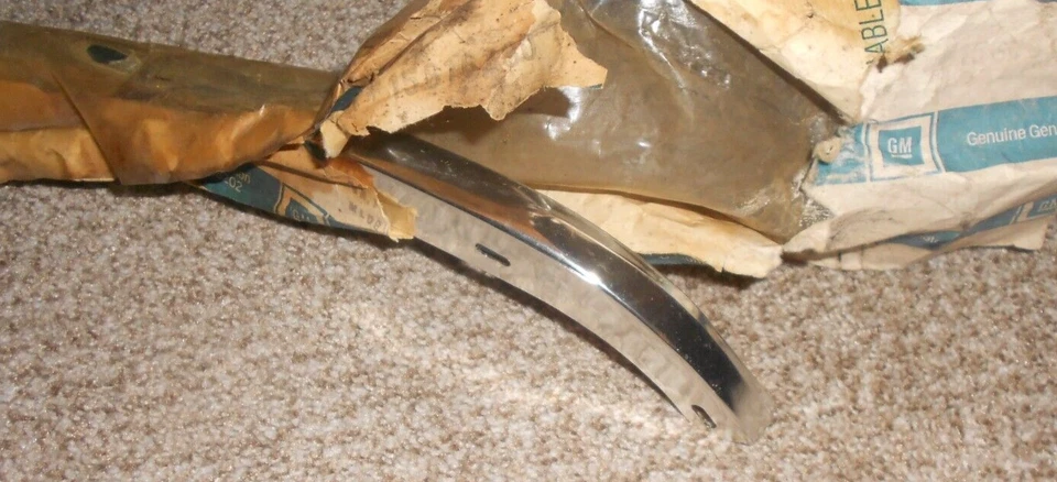 New NOS GM 1988-91 Chevy Blazer, Suburban L/Rear Wheel Molding Square Body OEM - Image 4 of 4