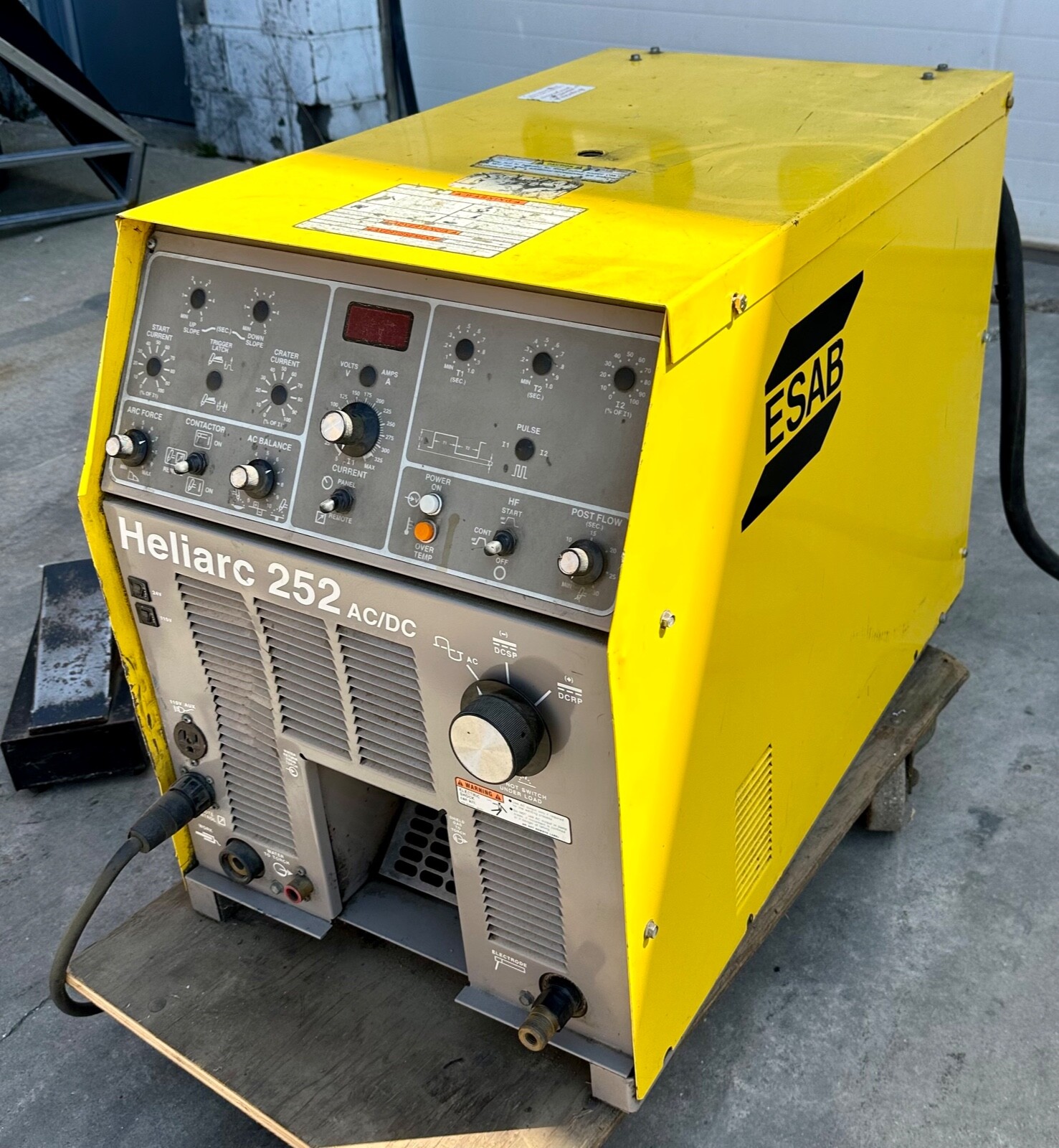 ESAB 36200 Heliarc 252 Tig Welder w/ Spool Gun Feeder 230/460V 1ph