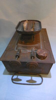 réchaud a pétrole outil ancien Old tools stove A zuré A Azuria en tôle
