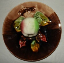 Assiette BARBOTINE d'ORCHIES : Trompe-L'Oeil, Pomme en relief (très bon état)