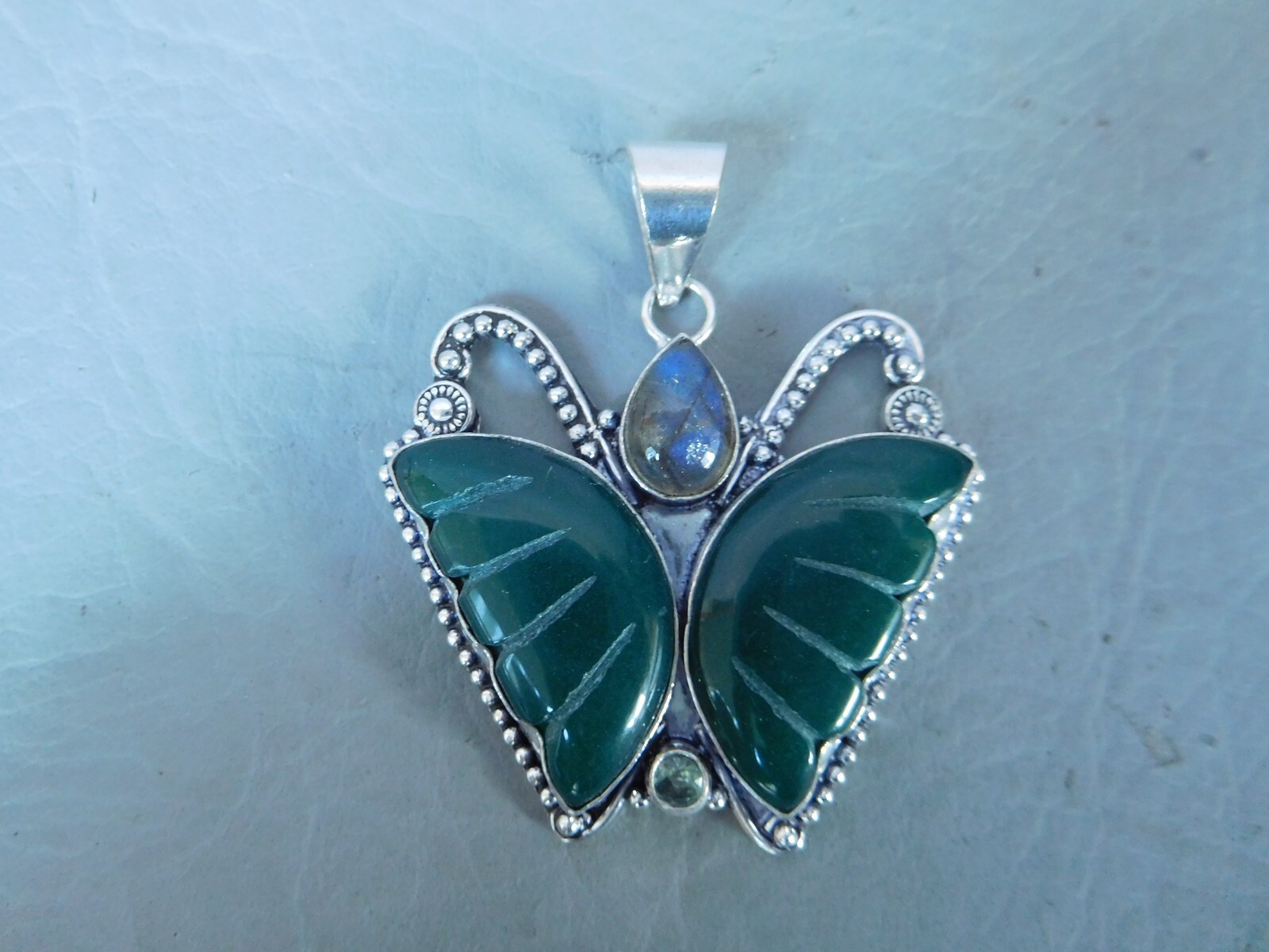 Pendentif papillon en labradorite grise, un symbole de liberté plaqué argent