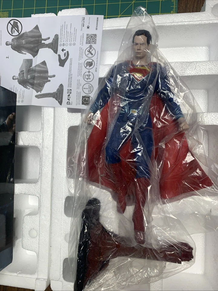 Batman v Superman Dawn of Justice Superman en estatua de acero doblado 14” Muckle 2016 Foto 3 de 4