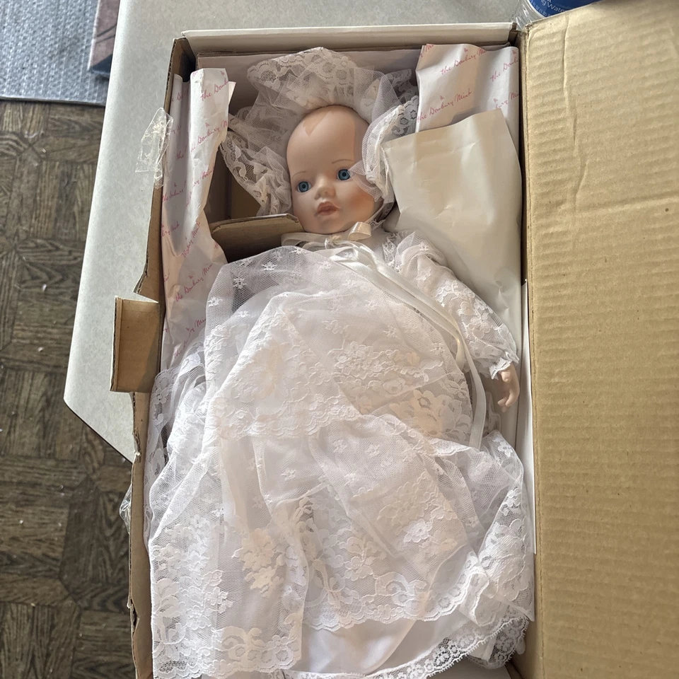 Danbury Mint "Emily" Elke Hutchens 瓷器 洗礼 婴儿 白色 蕾丝礼服 — 第 2/2 张图片