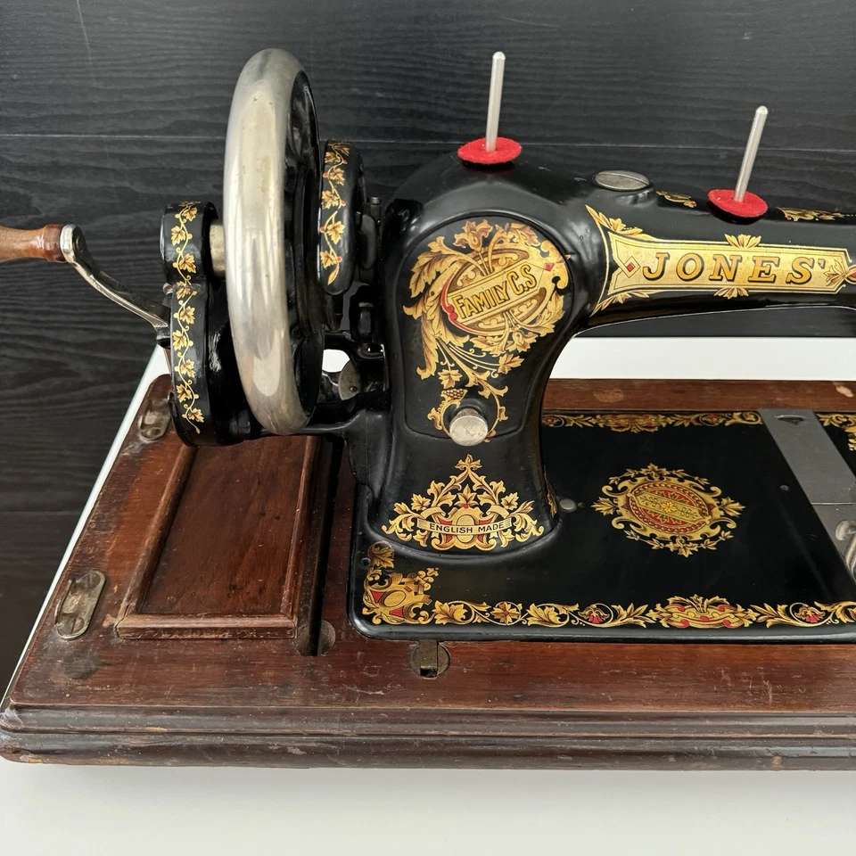 Jones Family C.S - Antiga máquina de costura manual com estojo - Não testada - Imagem 3 de 4