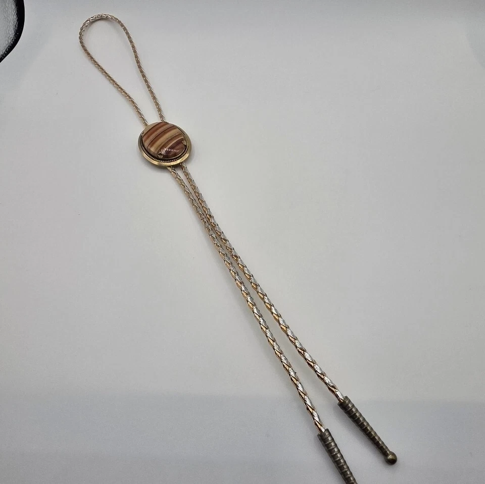 Corbata Bolo Ágata Tonos Marrón y Rosa Rayas Tono Dorado Cordón Plateado y Dorado Foto 3 de 4