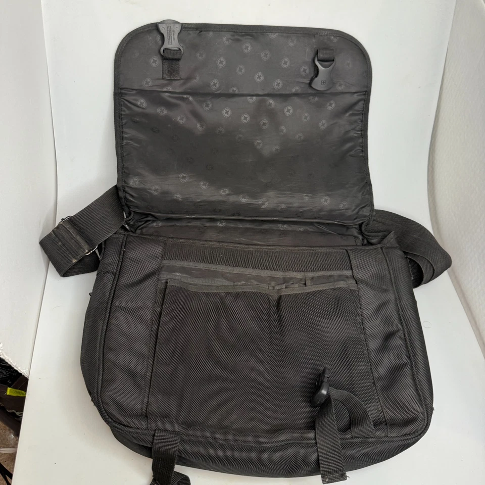 Bolso Mensajero para Laptop Wenger Swiss Army Negro con Solapa Se Ajusta a 15.6" - De Colección Usado en Excelente Condición Foto 3 de 4