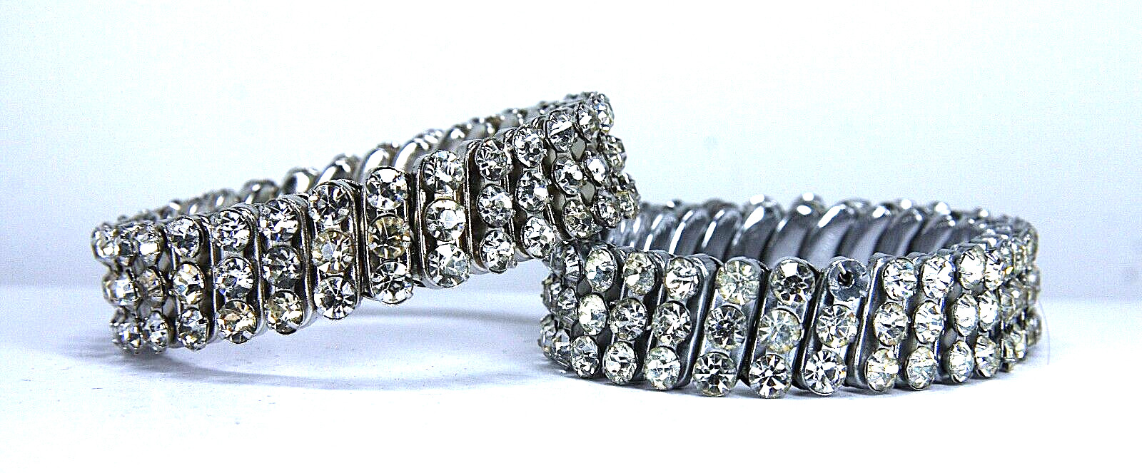 Dos pulseras expansibles decorativas de diamantes de imitación de Marilyn Monroe de los años 50. Hecho por Imperio.