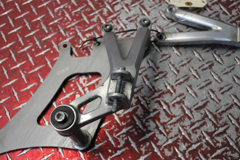 Clavijas de pasajero Yamaha YZF R6 1999-2002 con soporte de escape de montaje alto R6124 Foto 3 de 4