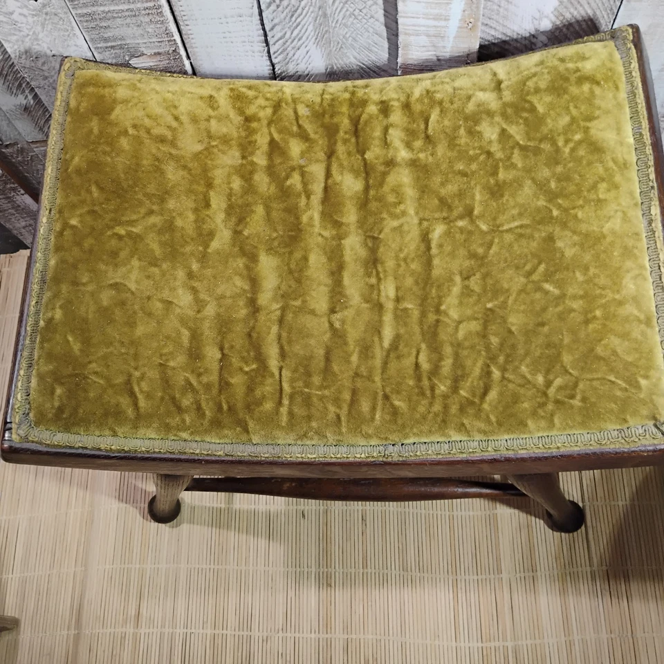 Banco taburete tocador vintage de madera de chenilla verde asiento curvo patas torneadas original Foto 4 de 4