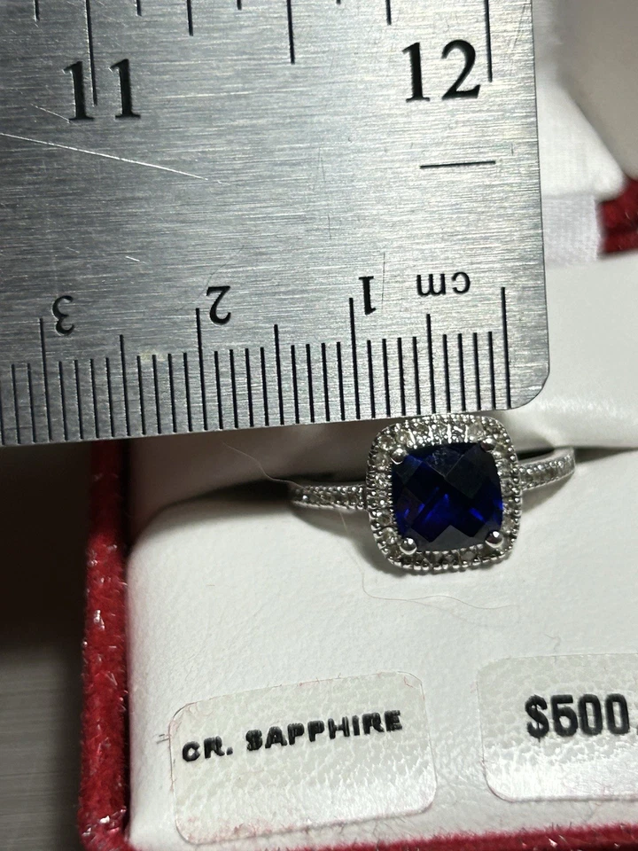 Anillo de diamantes 1/5 CTTW de zafiro azul creado en laboratorio de oro blanco de 10K de 7 mm a cuadros Foto 4 de 4