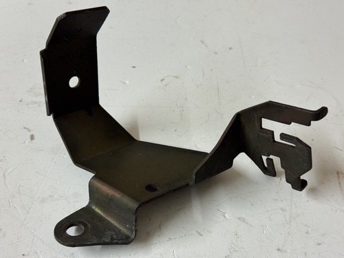 Audi 80 B4, A6 4A, 100 C4 Halter Motorraum Anlasser, Kühlwasserrohr, Halterung