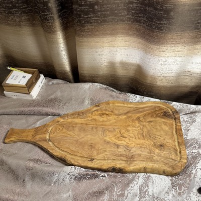 Großes massives Schneidebrett in unregelmäßiger Form aus Olivenholz mit Griff und Nut 65 cm