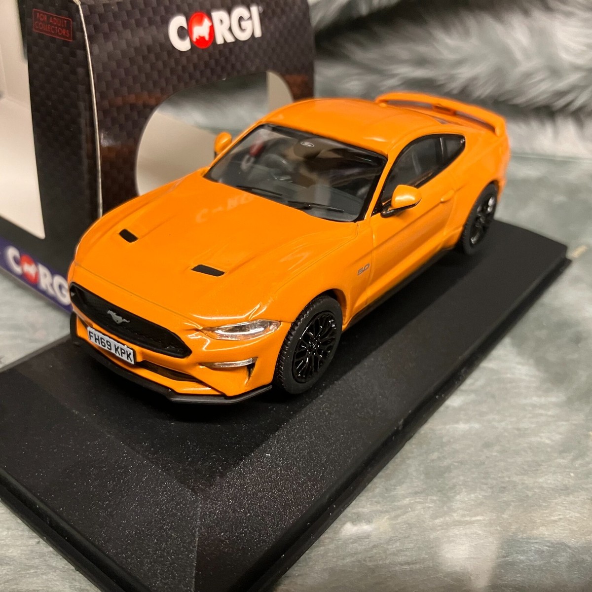 Ford Mustang GT Orange 2022 – Miniature Corgi Vanguards 1/43 – VANVA15502 – Métal