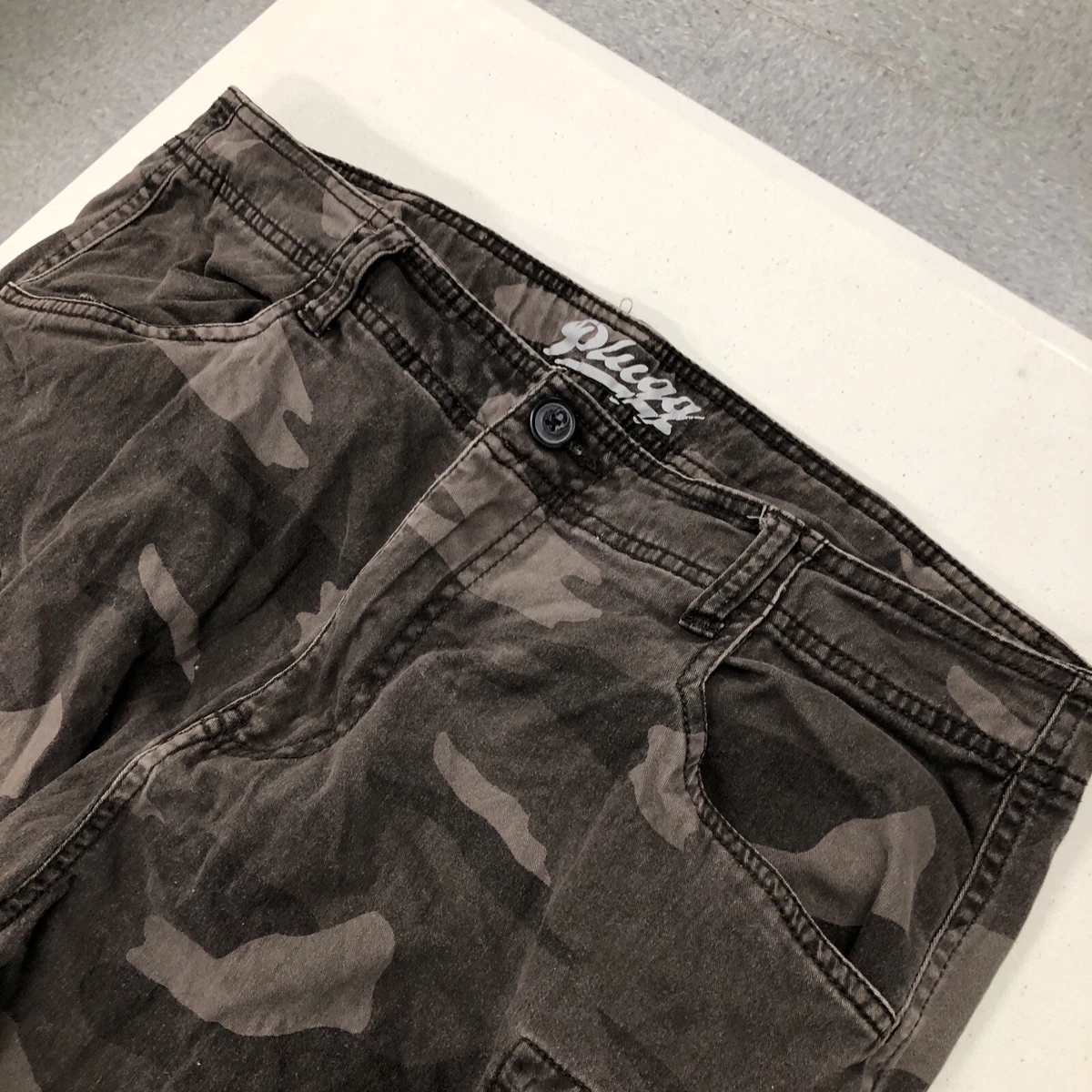 PLUGG JEANS CO. MENS GREEN CAMO CARGO Pants Size 36x29 Tapered