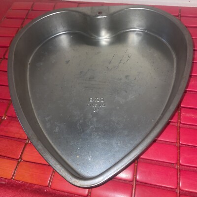 Vintage Heart Shaped Aluminum Cake Pans EKCO T-165- 9'' x 8.5''  Estate Find