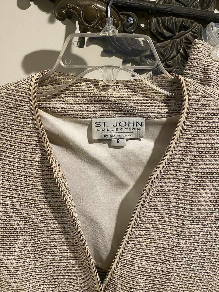 Traje falda de noche St John con rosca dorada Foto 2 de 4