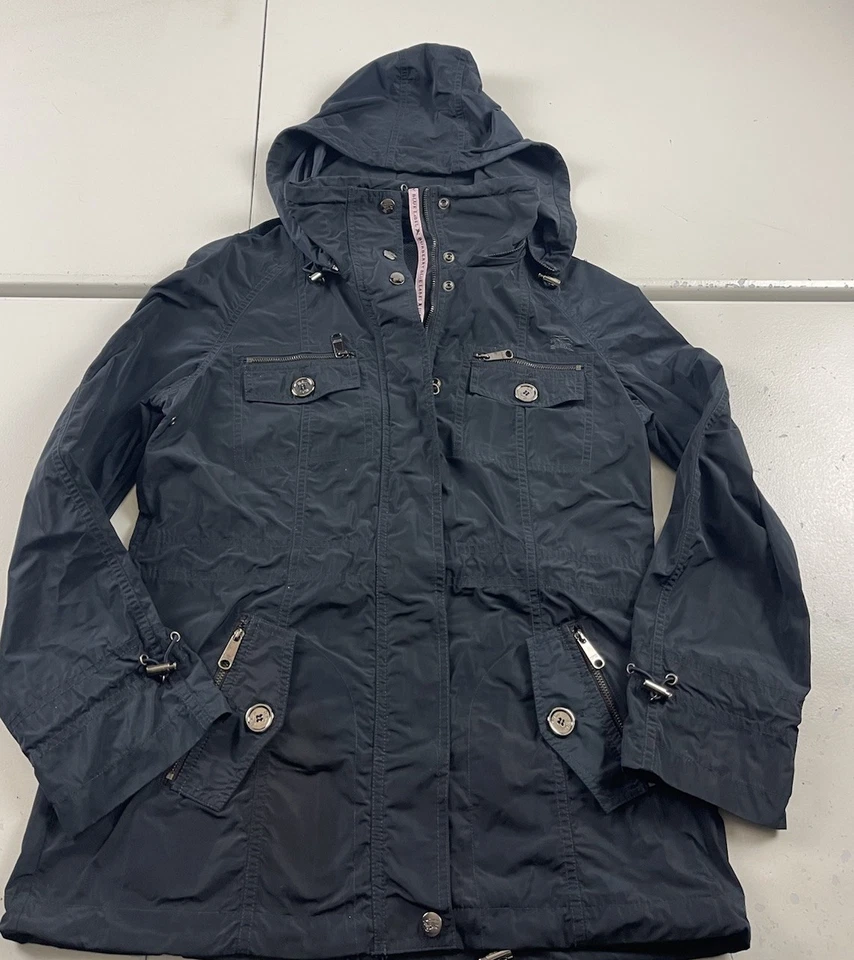 Chaqueta parka de nailon Burberry Blue Label Mountain para mujer talla pequeña negra con capucha Foto 2 de 4