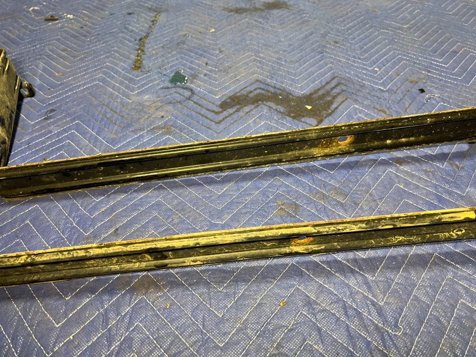 Par de soportes de montaje de correas para tanque de combustible de gasolina Volvo S60R V70R 2005-2007 OEM #1342EM Foto 3 de 4