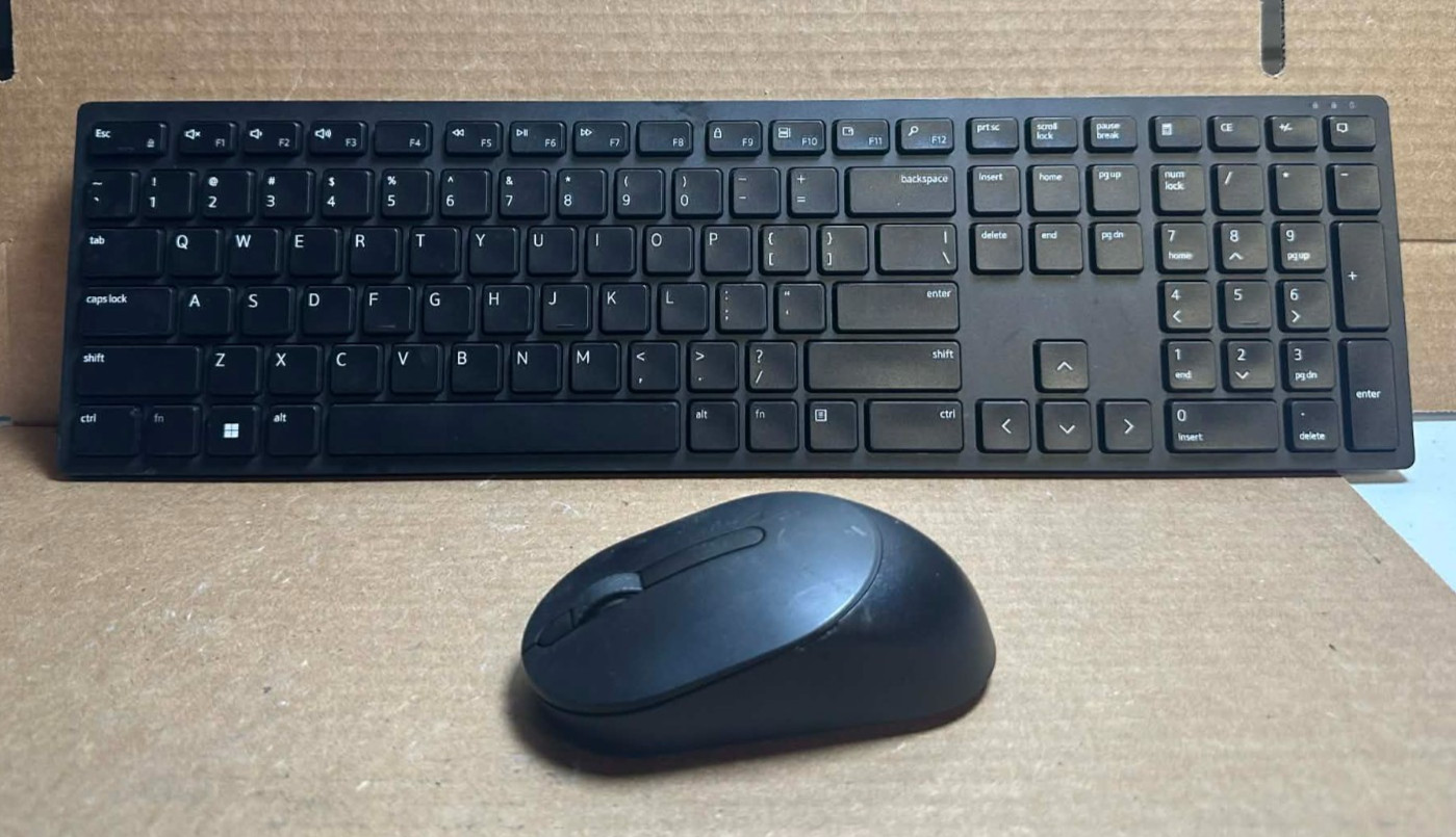Lot 22 Genuine Dell Wireless Keyboard and Mouse No dongle KB