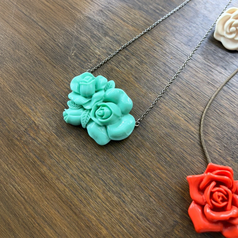 Juego de Joyas Twee Rose - Collar Como Nuevo, Colgante Rosa Roja, Anillo Rosa Crema Foto 4 de 4