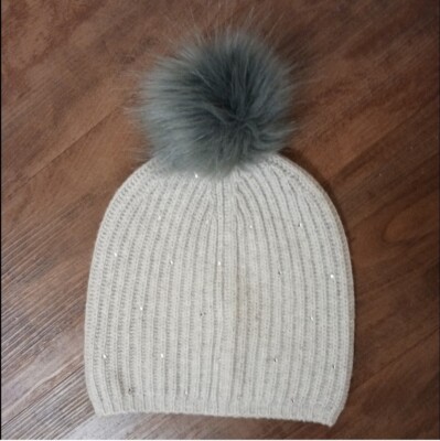 Carolyn Rowan Collection NWT Silver Faux Fur Pom-Pom Beanie Carolyn Rowan Collection NWT Silver Faux Fur Pom-Pom Knit  main image 3
