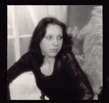 Frau vor Bikini Session 70er Jahre original Foto hübsche junge Dame mit Oberteil