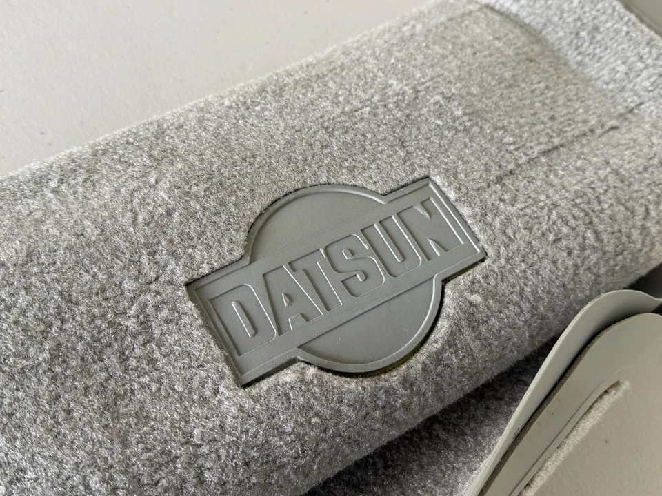 Juego de 4 alfombrillas alfombradas grises Datsun 310 - NOS 99990-00946GY Foto 3 de 4