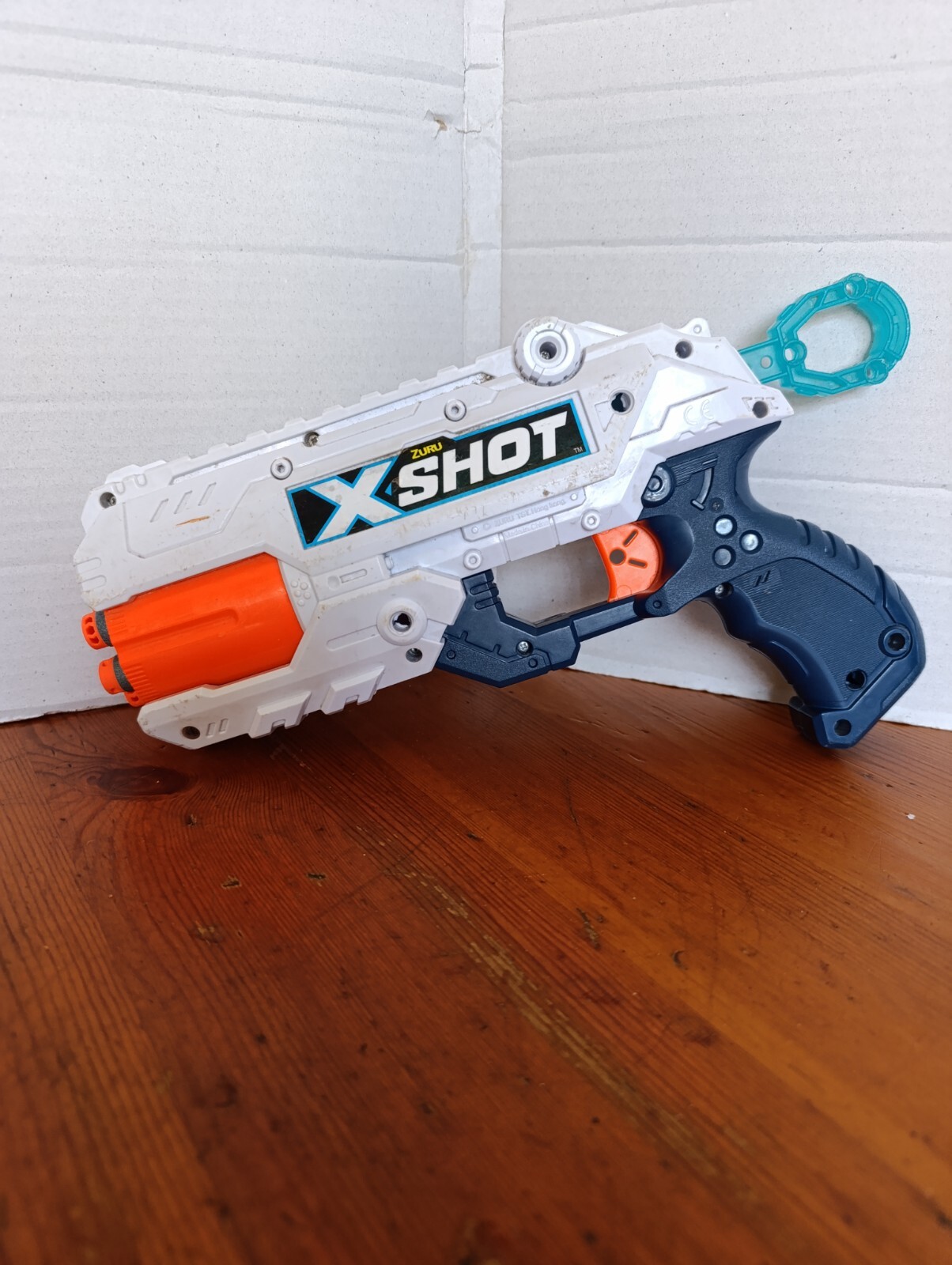PISTOLA LANZA DARDOS / DE GOMA / MARCA ZURU