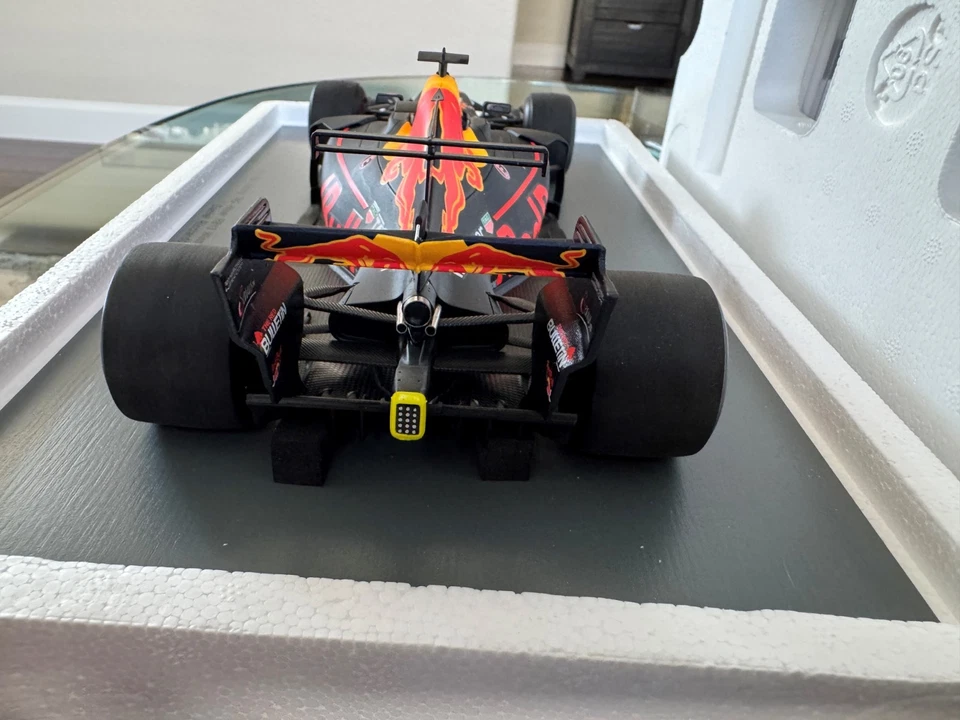 Spark Red Bull Racing RB13 No.3 Winner Azerbaijan GP 2017 Daniel Ricciardo 1/18 - Image 4 of 4