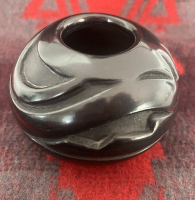 Linda Naranjo Santa Clara Pueblo, New Mexico Pottery Signed Black Pot 4  D x 3 