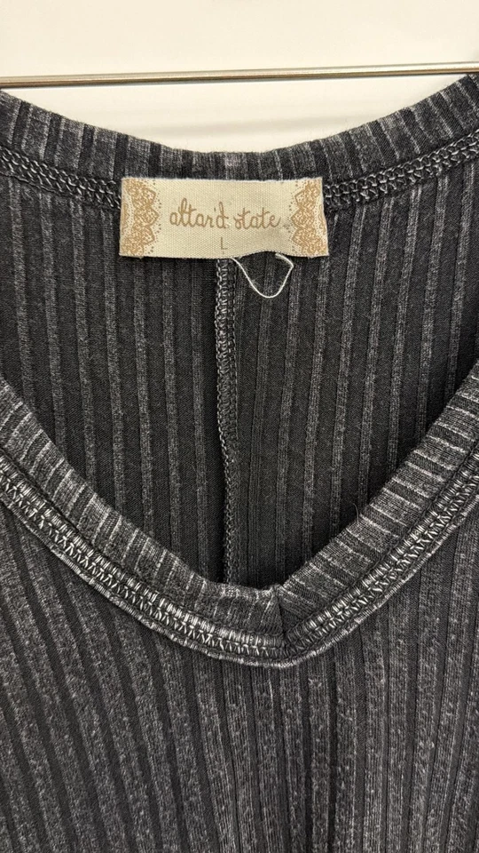 Camiseta sin mangas acanalada Altar'd State con dobladillo con volantes talla grande Foto 4 de 4