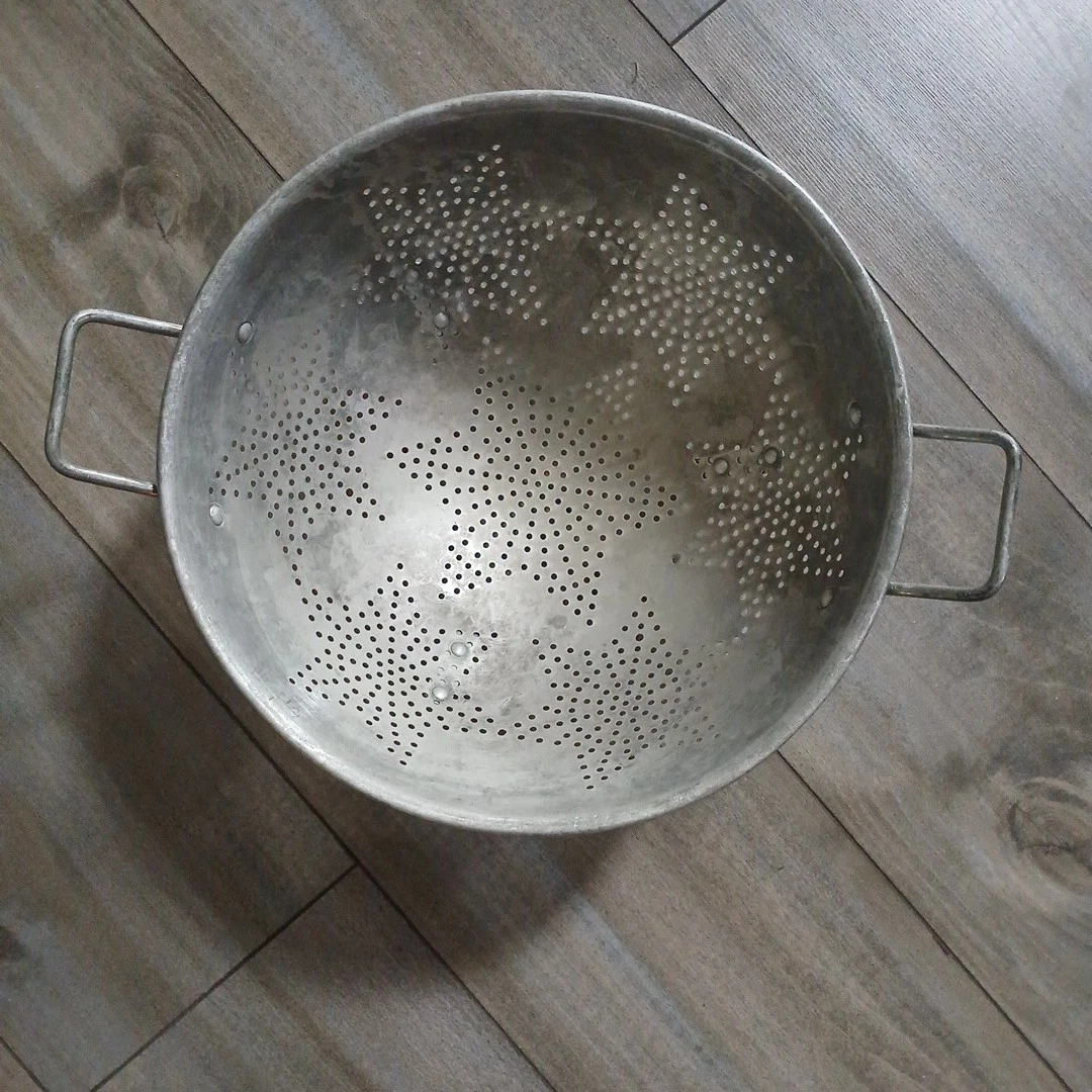 VTG-aluminum-7 Star Colander On Feet-11”