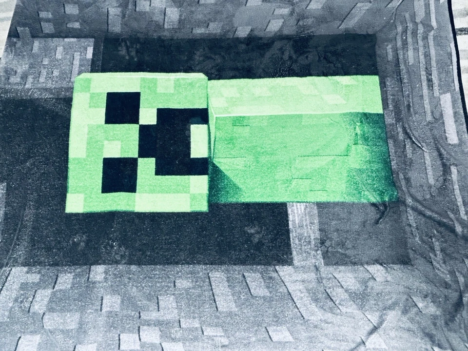 Minecraft Creeper Plush Soft Gray/Green Blanket 87” X 61” And Pillowcase wPillow - Image 3 of 4