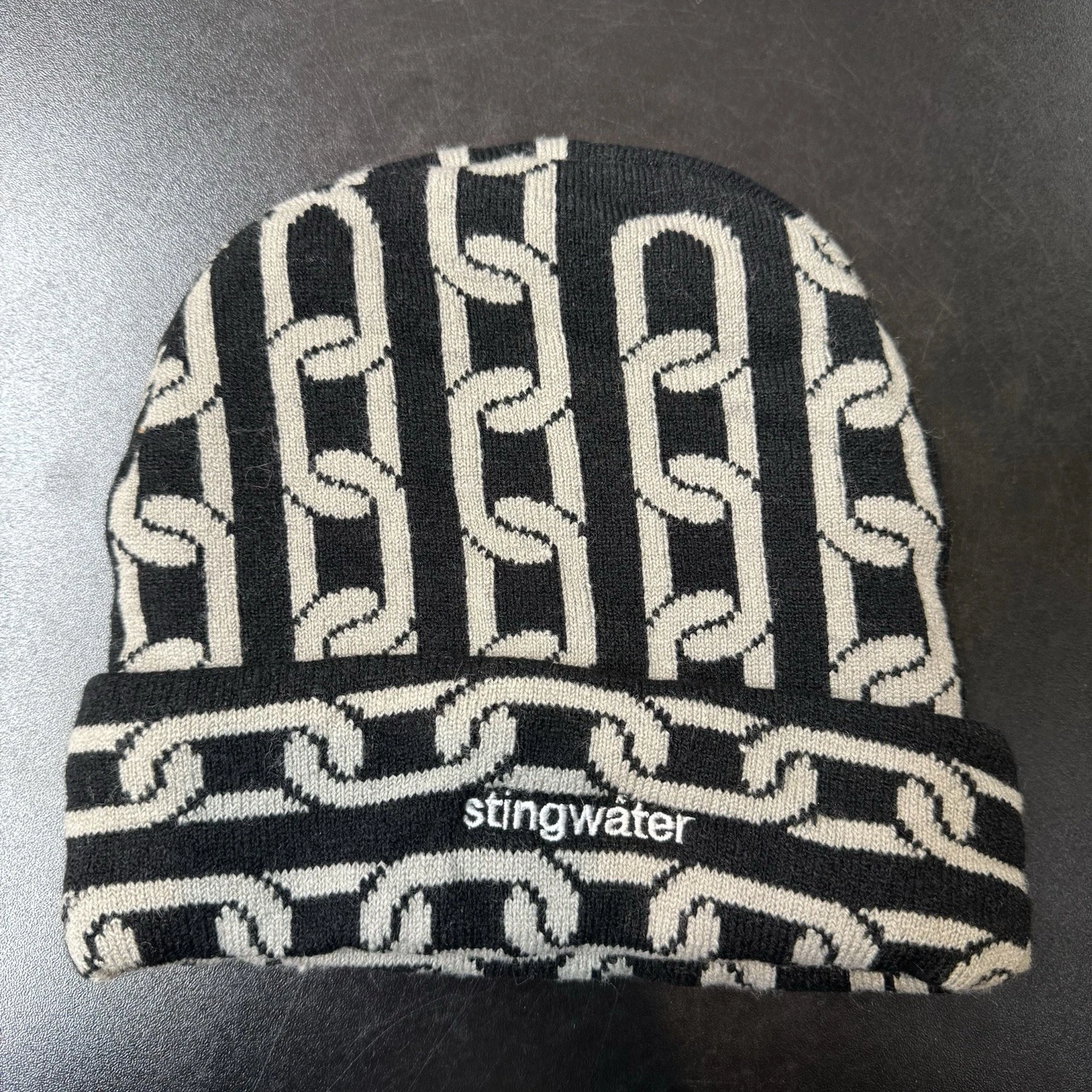 Bonnet chaînes Stingwater noir gris logo crâne groe New York