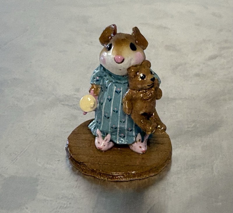 1996 William Petersen #M-218 Mousey’s Bunny Slippers . Retired 2002. NEW!