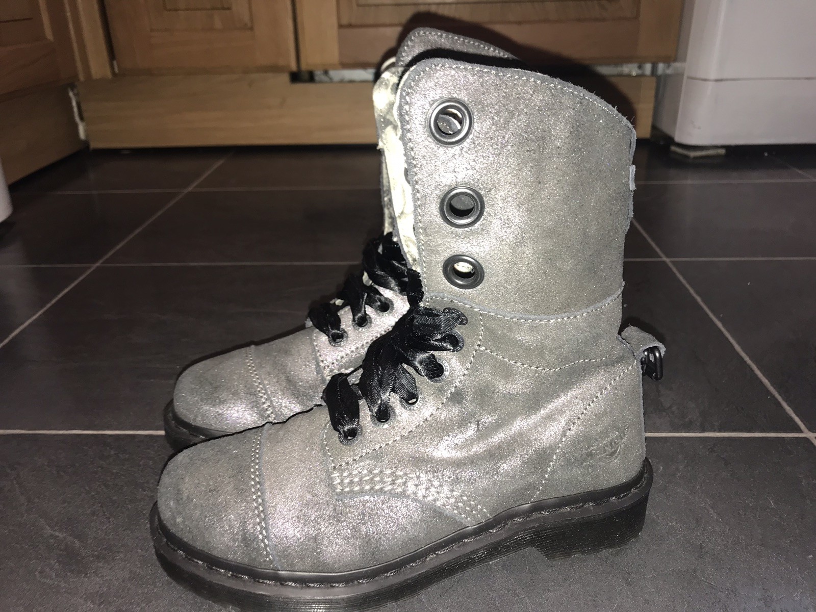 RARE PEWTER SUEDE DOC MARTENS - SIZE 3 3 3 - EX CONDITION 5c0c06 RARE PEWTER SUEDE DOC MARTENS - SIZE 3 3 3 - EX CONDITION 5c0c06