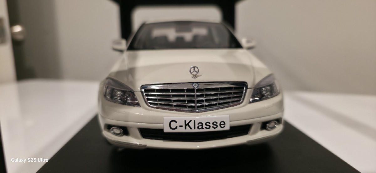 AUTOart 1/18 Mercedes-Benz C-Class Limousine Elegance White 76262