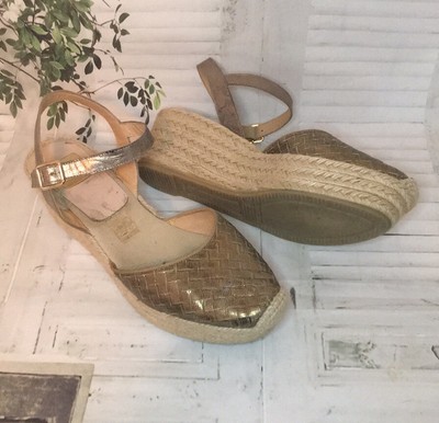 gold closed toe wedges